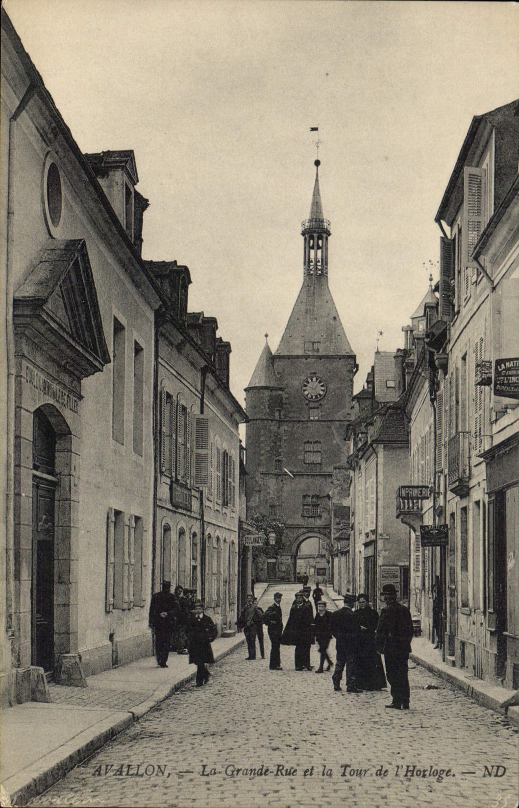 CPA Avallon La Grande Rue et le Tiur de I'Horloge