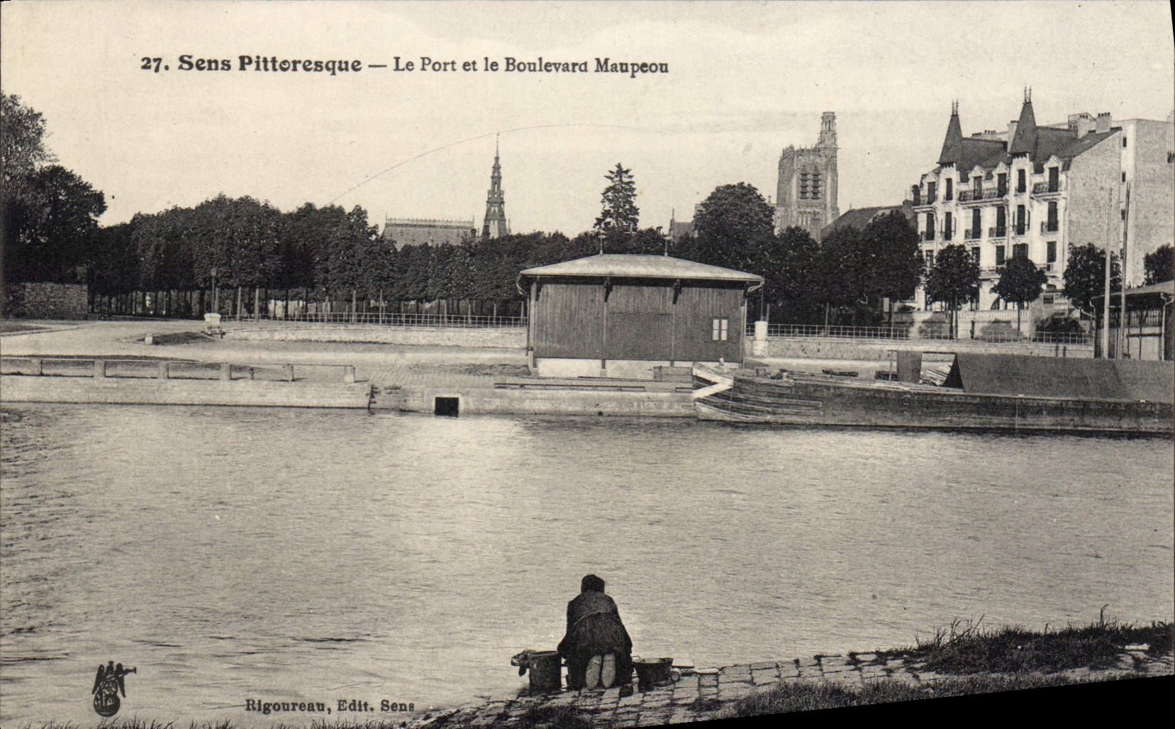 CPA Sens Pettoresque Le Port et le Boulevard Maupeon