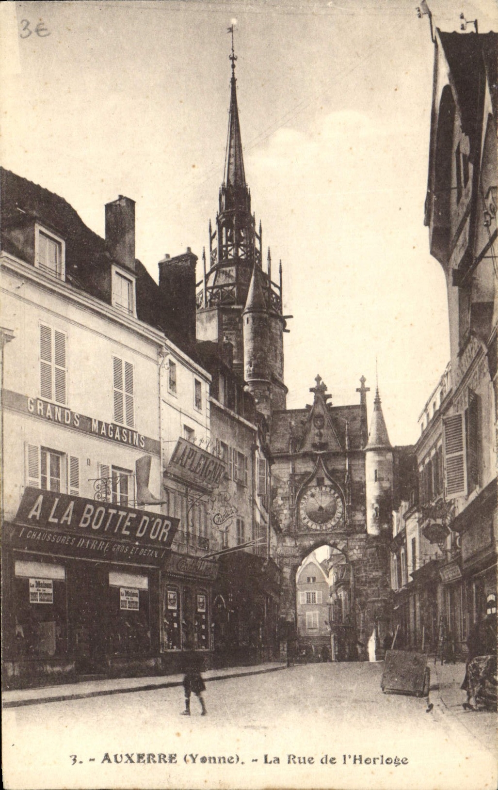 CPA Auxerre Yonne La Rue de L'Horloge 
