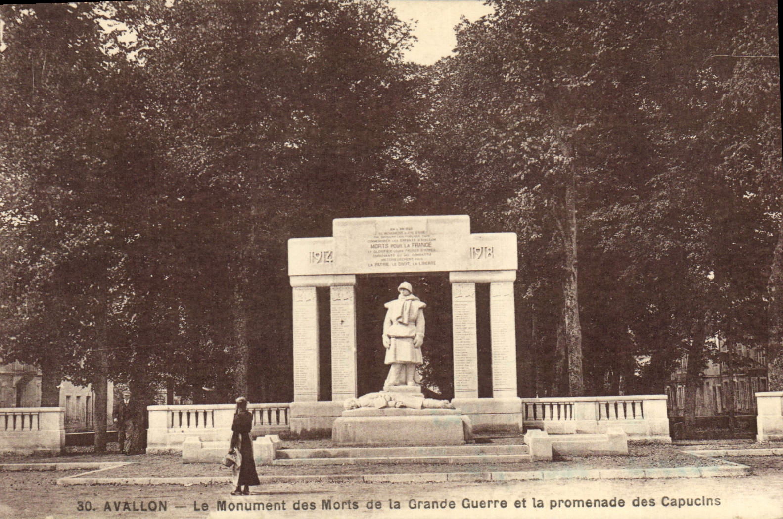 CPA Avallon Le Monument des Morts de la Grande Guerre et la promenade des Capucins 