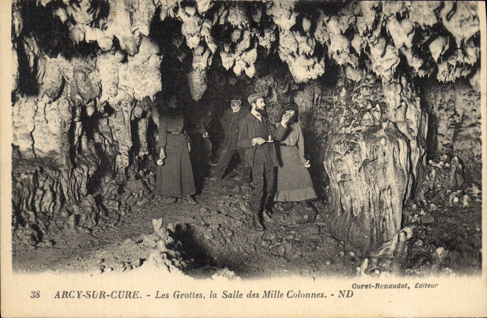 CPA Arcy sur Cure Les Grottes la Salle des Mille Colonnes 