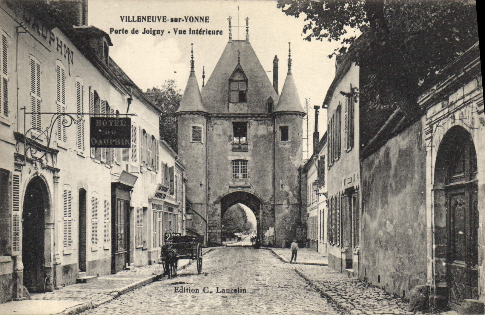 CPA Villeneuve sur Yonne Porte de Joigny Vue interieure