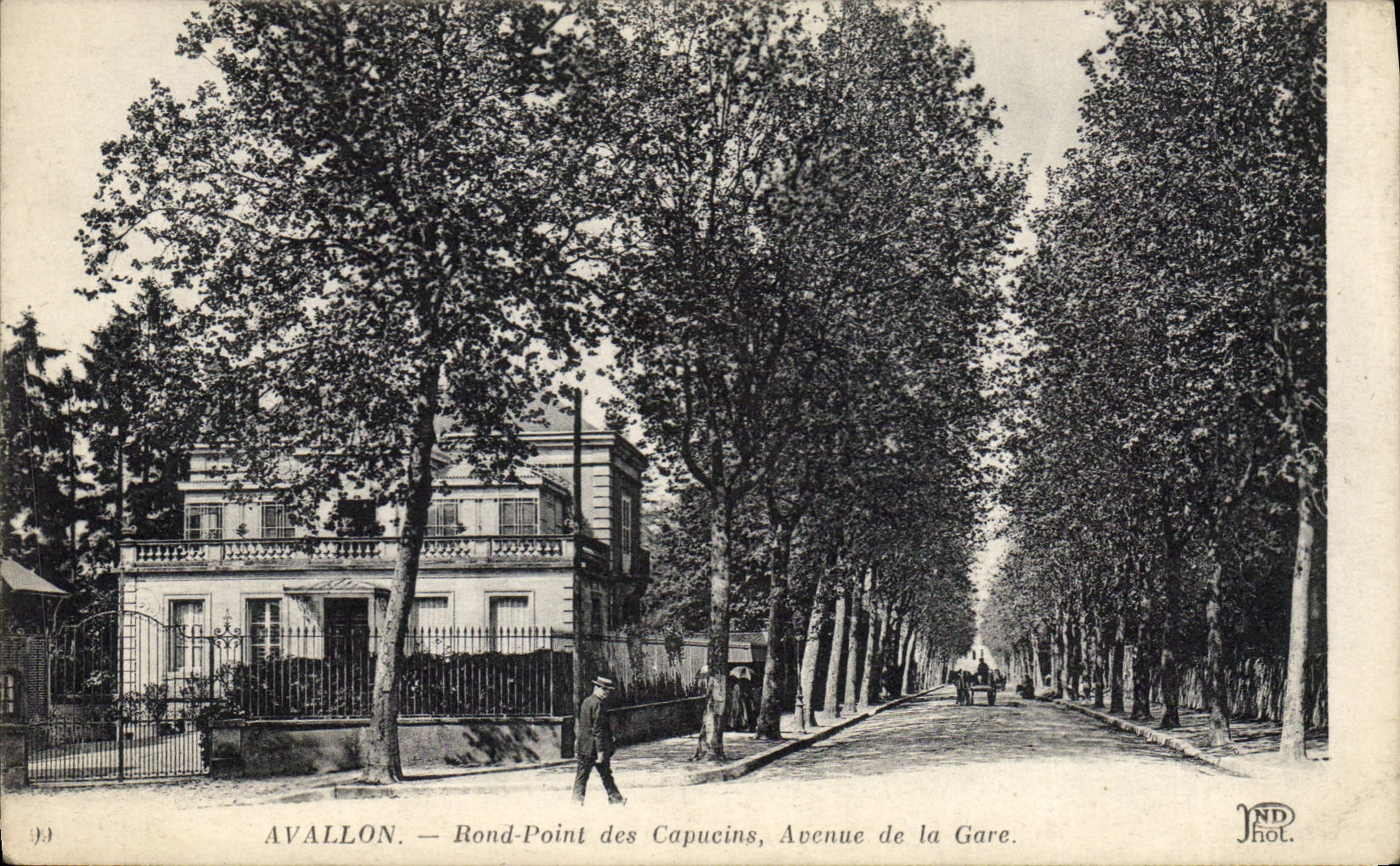 CPA Avallon Roud Point des Capucins Avenue de la Gare