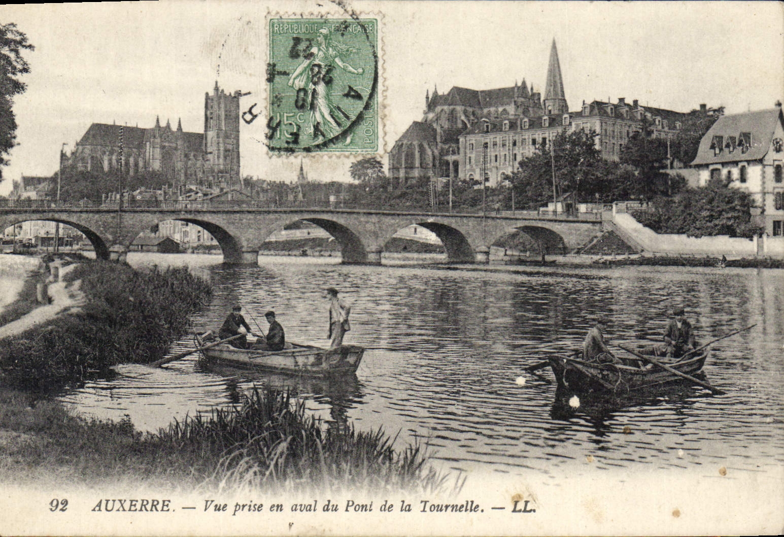 CPA Auxerre Vue prise en aval du pont de la Tournelle