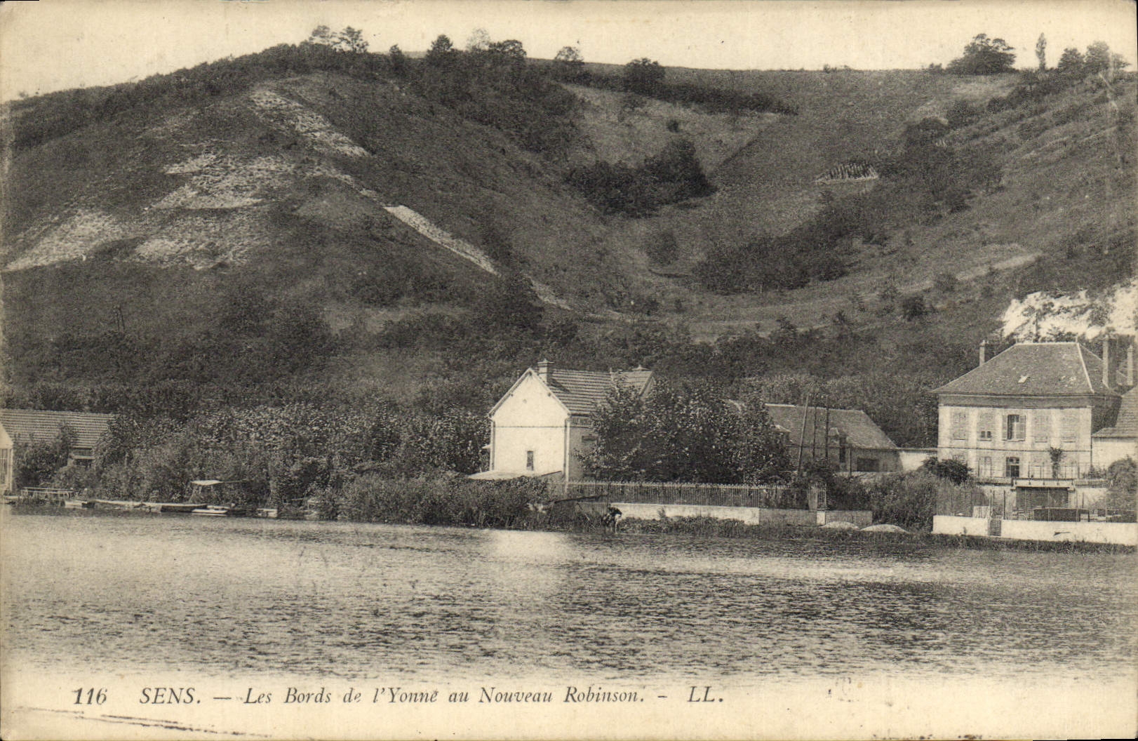 CPA Sens Les Bords de L'Yonne au Nouveau Robinson 