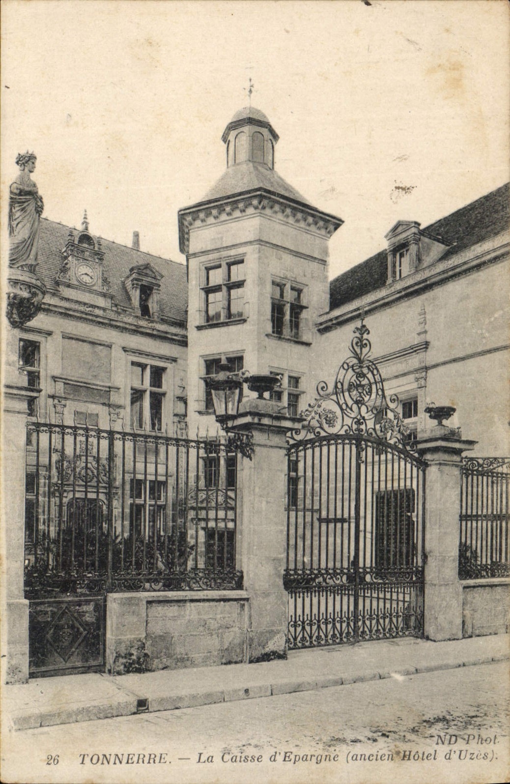 CPA Tonnerre la Caisse d'Epargne ancient Hotel d'Uzes