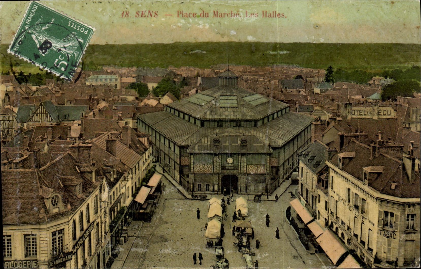 CPA Sens Place du Marche Lus Halles 