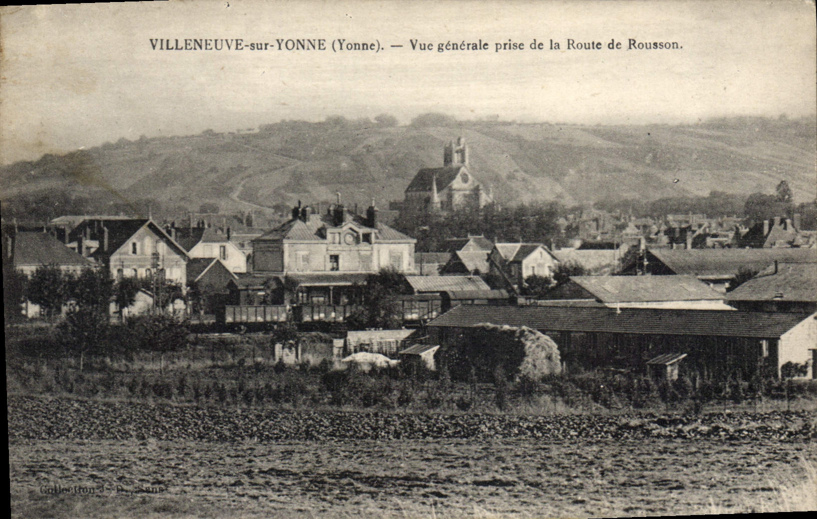 CPA Villeneuve sur Yonne Yonne vue generale prise de la Route de Rousson