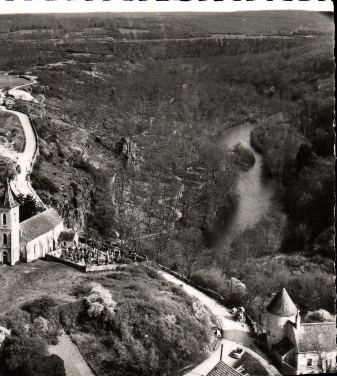 CPSM La France Touristique Pierre Perthuis Yonne L'Eglise 
