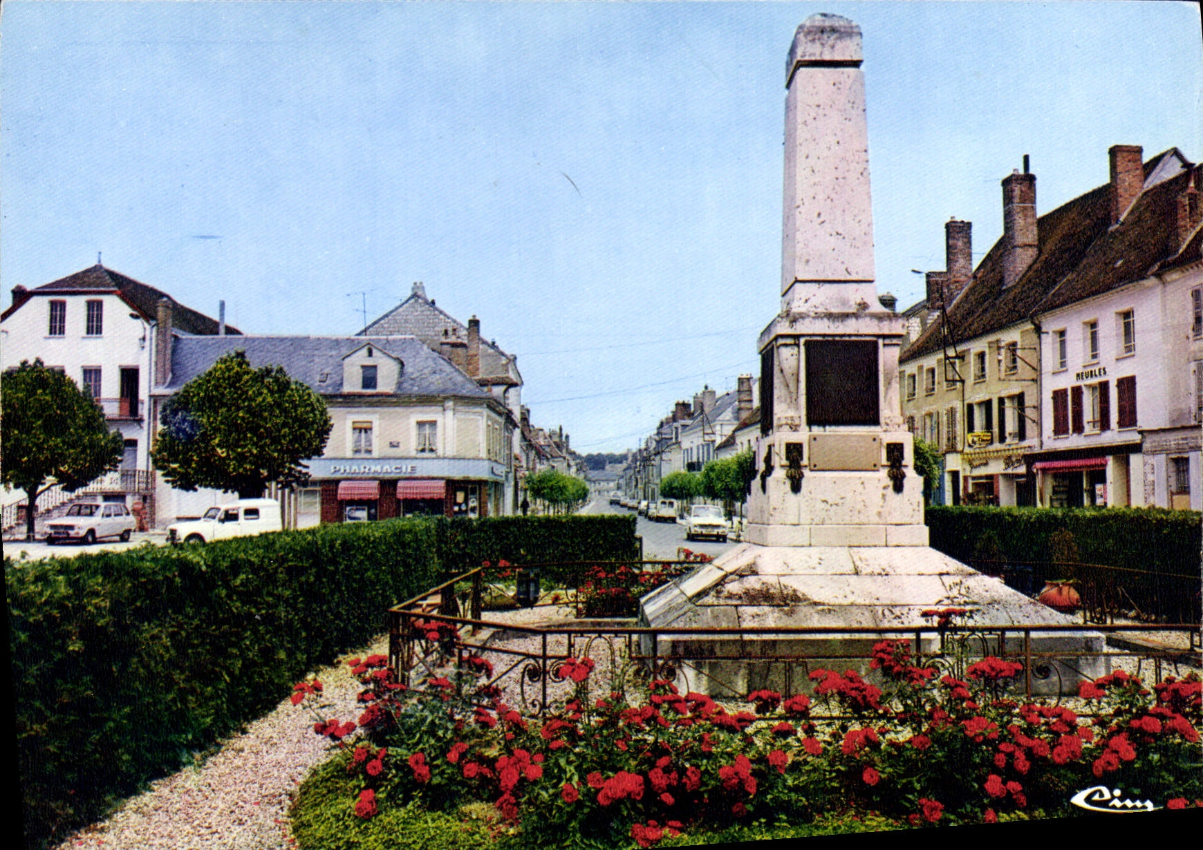 CPSM Villeneuve l'Archeveque Yonne La Rue de la Republique vue depuis le Monument aux Morts 