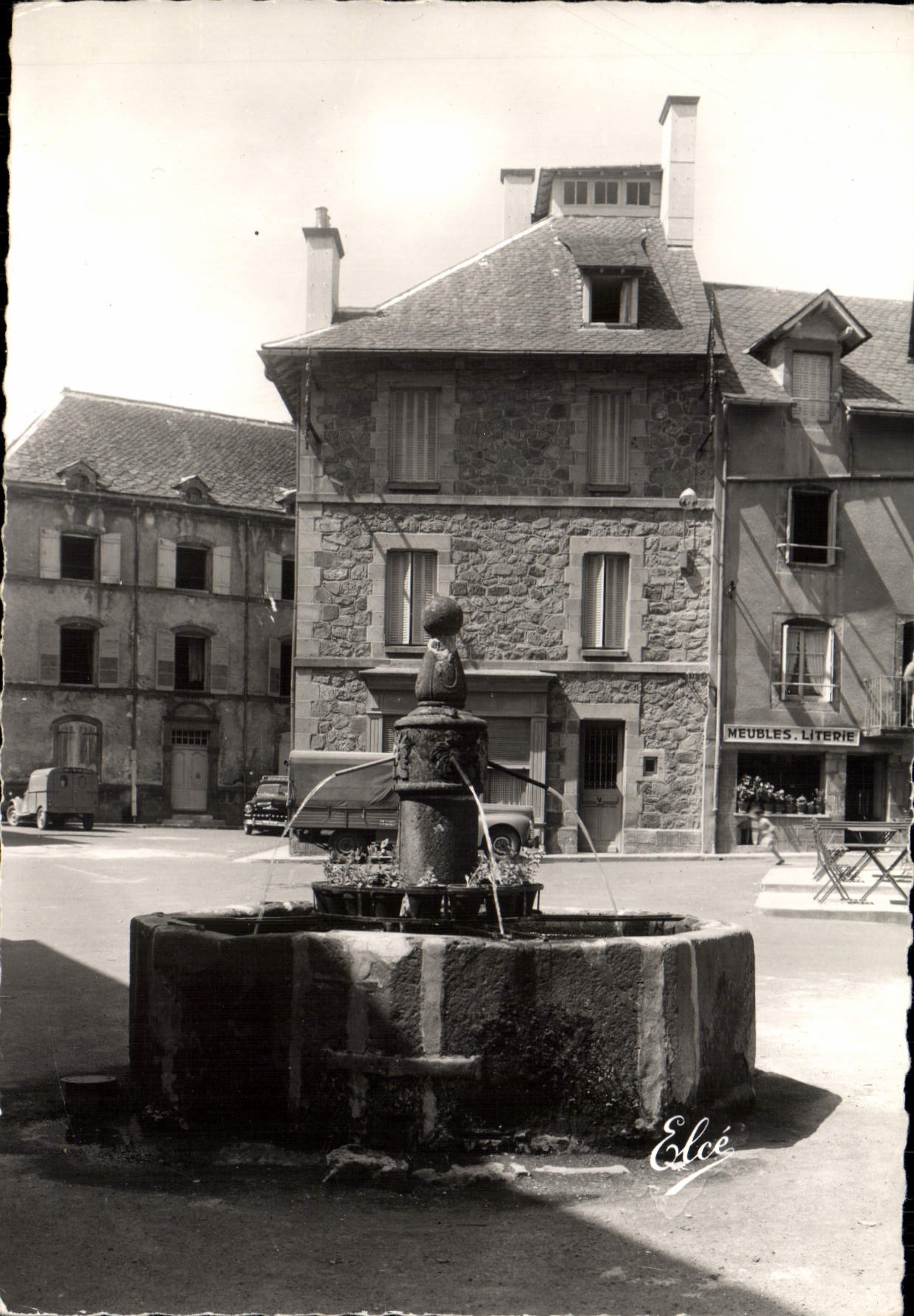 CPSM Auvergne Pittoresque et Touristique Besse en Chandesse Vieille Fontaine