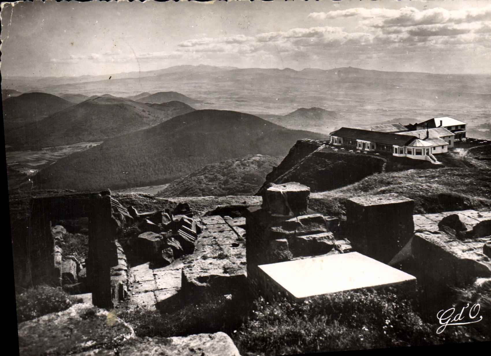 CPSM L'Auvergne Sommet du Puy de Dome Ruines du Temple de Mercure et Chaine des Puys Sud 