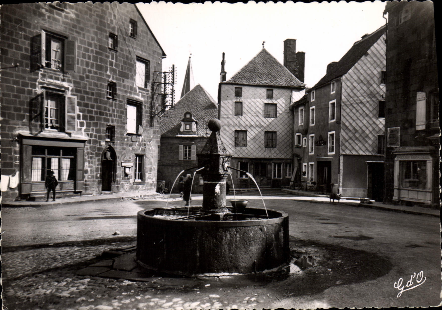 CPSM L'Auvergne Besse en Chandesse Place du Marche Fontaine Renaissance