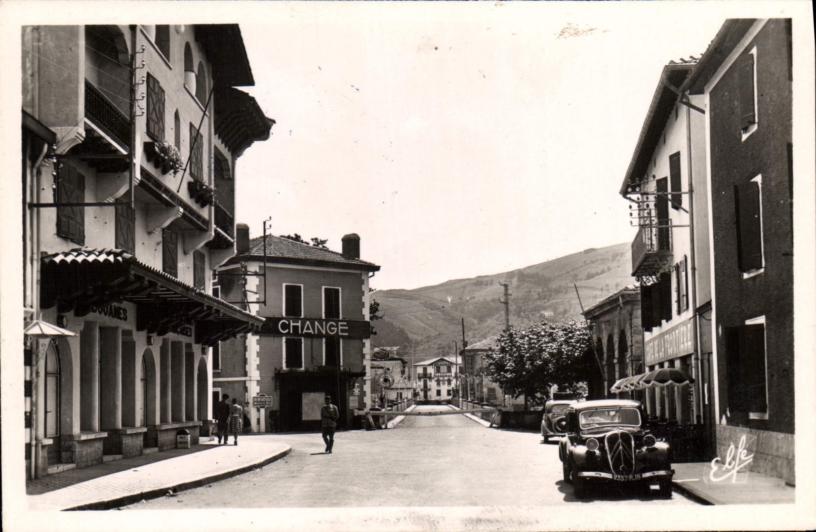 CPA Les Basses Pyrenees Behobie Le Pont International La Douane