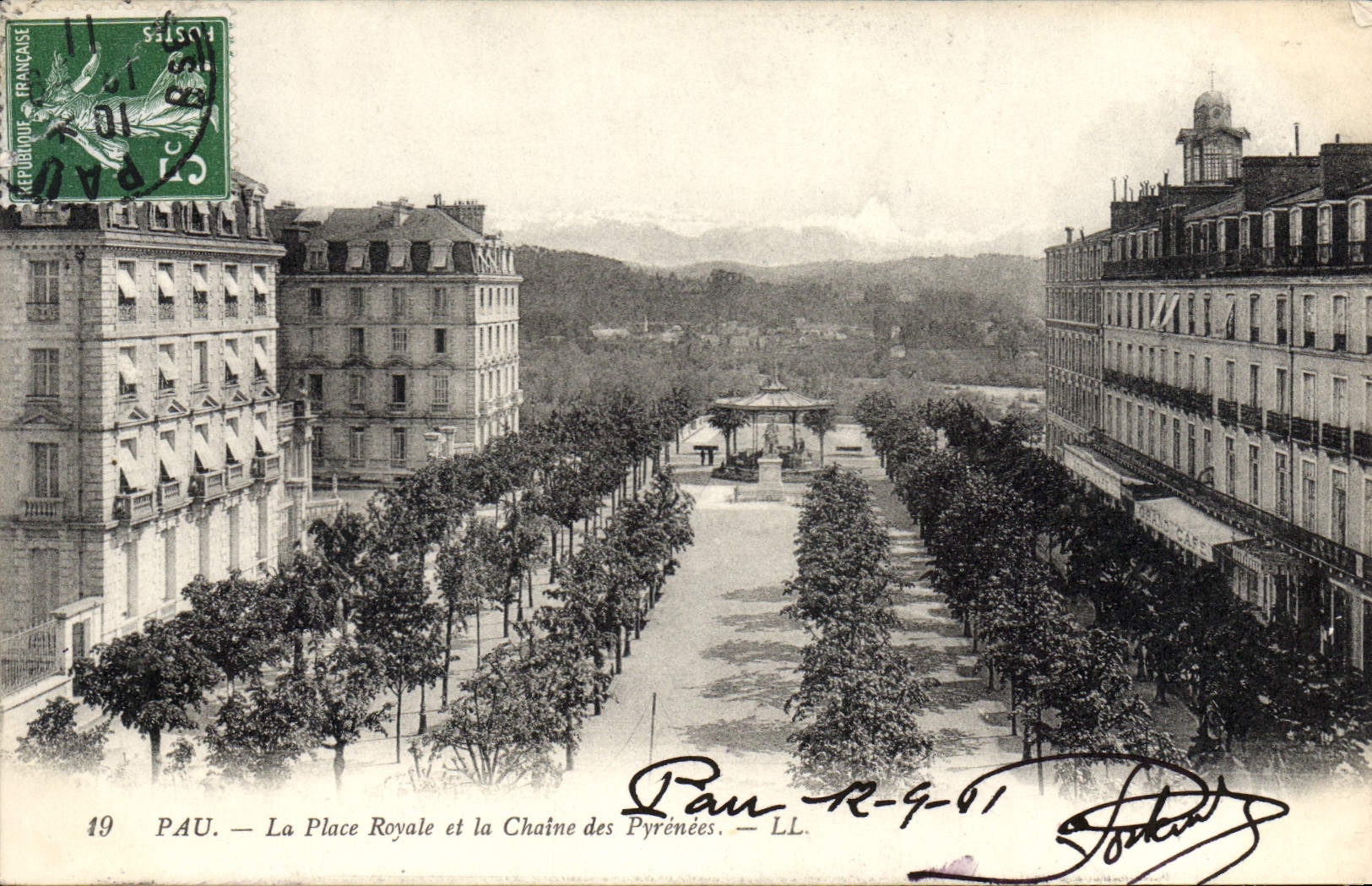 CPA Pau La Place Royale et la Chaine des Pyrenees 
