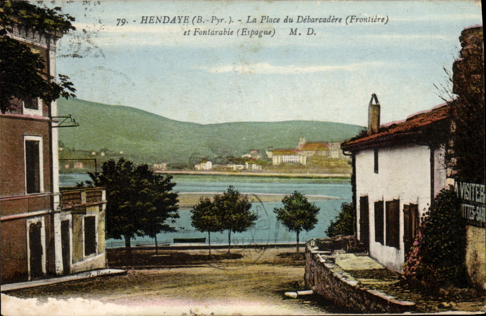 CPA Hendaye Basses Pyrenees La Place du Debarcadere Frontiere et Fontarabie Espagne 