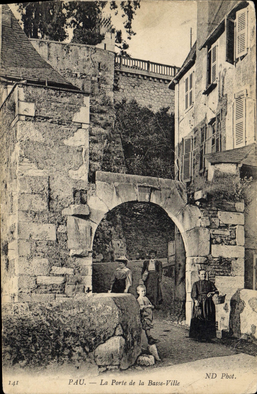 CPA Pau La Porte de la Basse Ville 