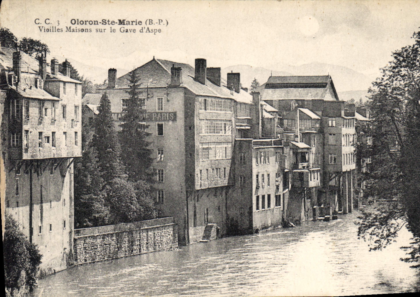 CPA Oloron Ste Marie Basses Pyrenees Vieilles Maisons sur le Gave d'Aspe