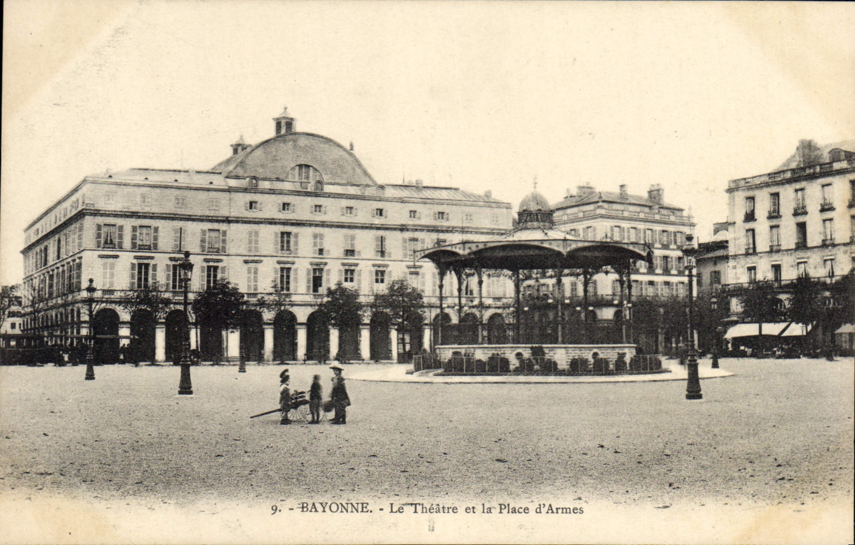 CPA Bayonne Le Theatre et la Place d'Armes 