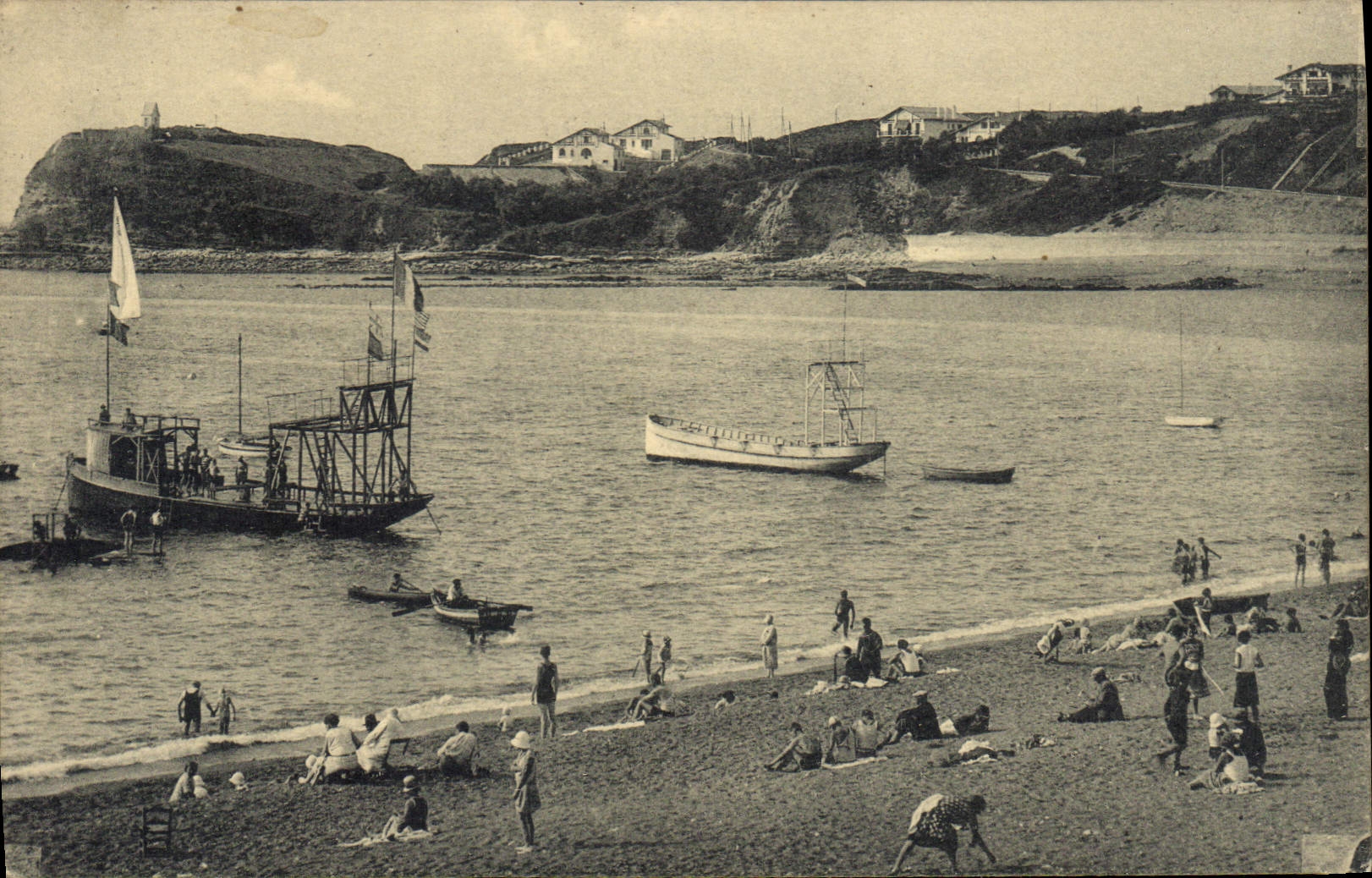CPA St Jean de Luz Un Coin de la Plage et la Pointe de Ste Barbe