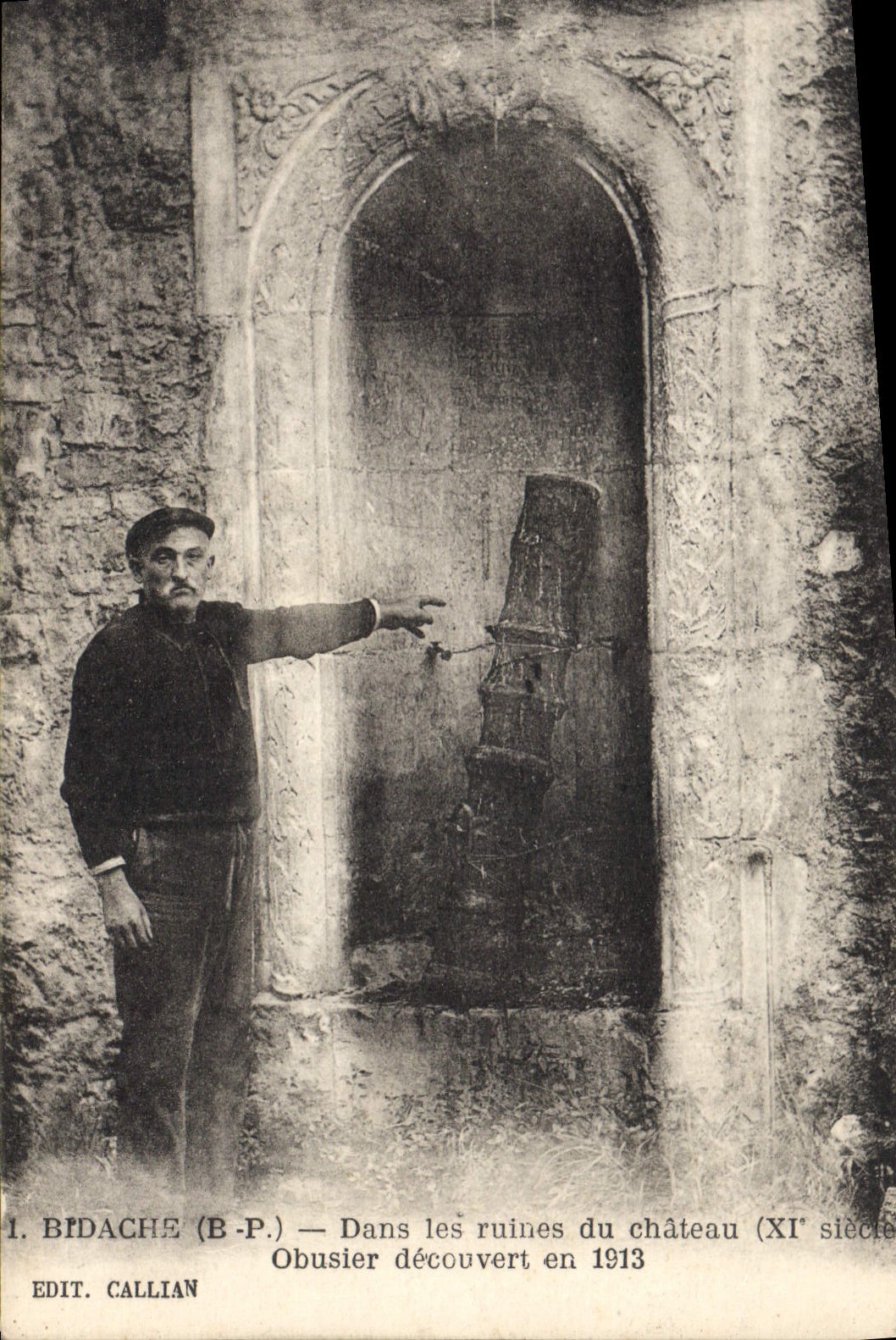 CPA Bidache Basses Pyrenees Dans les ruines du Chateau Obusier decouvert
