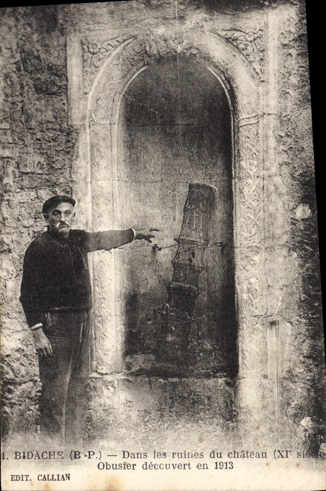 CPA Bidache Basses Pyrenees Dans les ruines du Chateau Obusier deccuvert