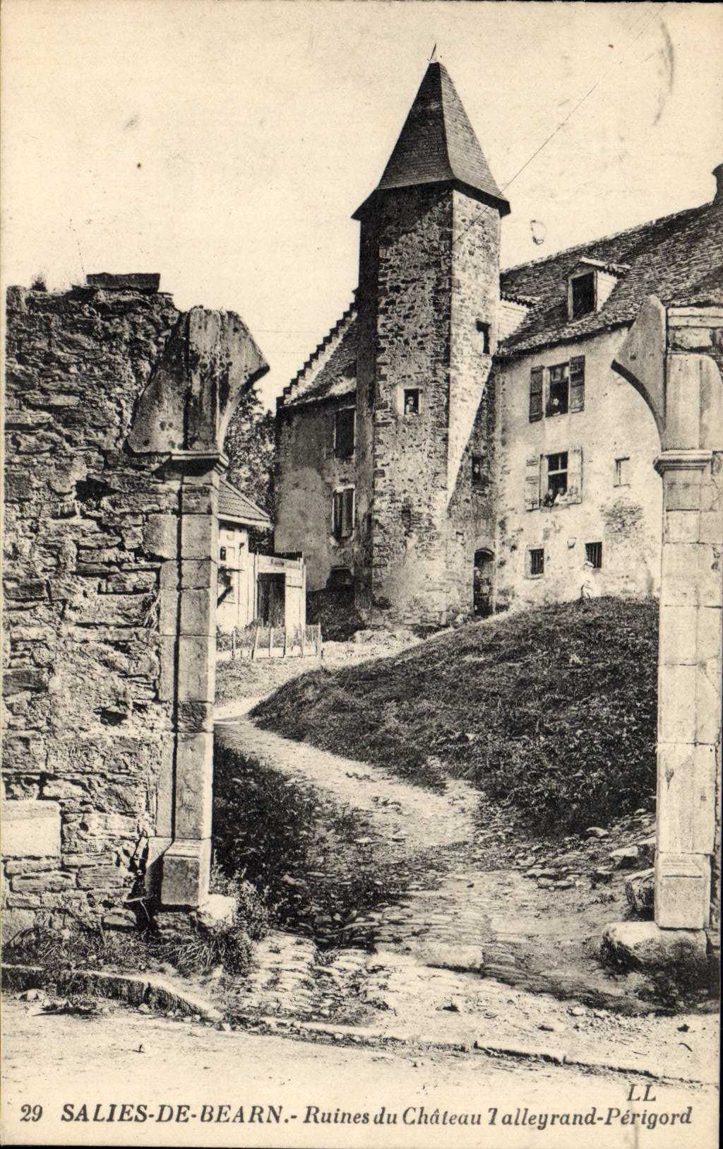 CPA Salies de Bearn Ruines du Chateau Talleyrand Perigord