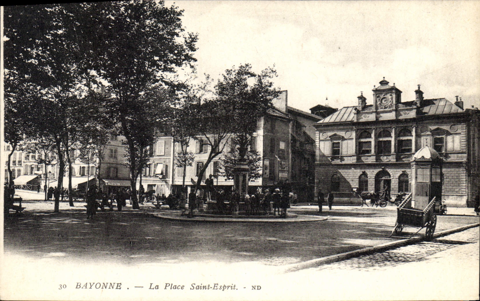CPA Bayonne La Place Saint Esprit 