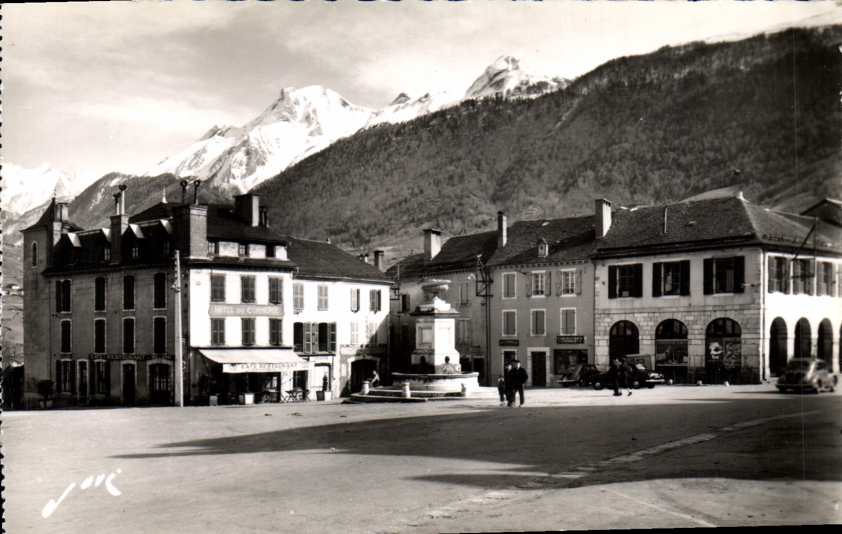 CPA Laruns Basses Pyrenees La Place de l'Eglise
