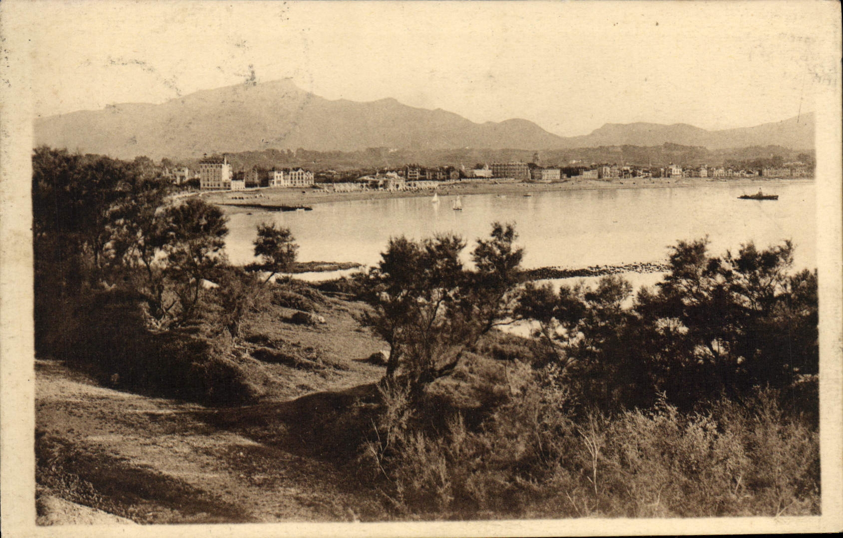 CPA Saint Jean de Luz Cote Basque Panorama de la Plage Marc Jaciot Papoterie Soulac sur Mer 