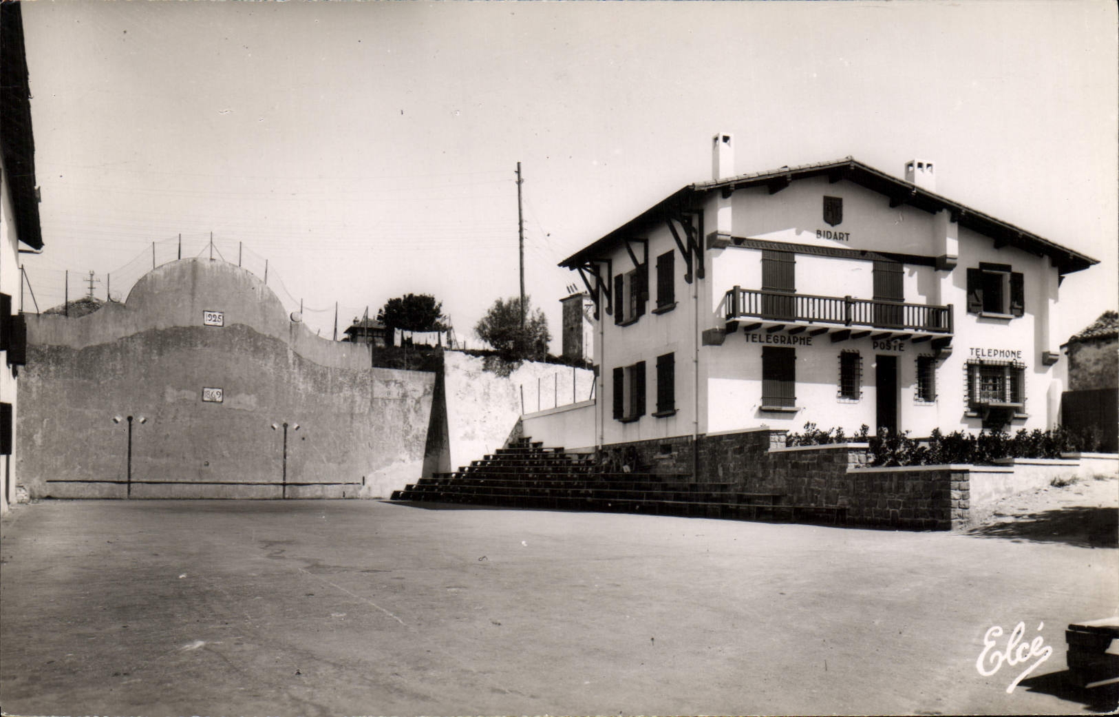 CPA Bidart Basses Pyrenees Le Fronton et la Poste