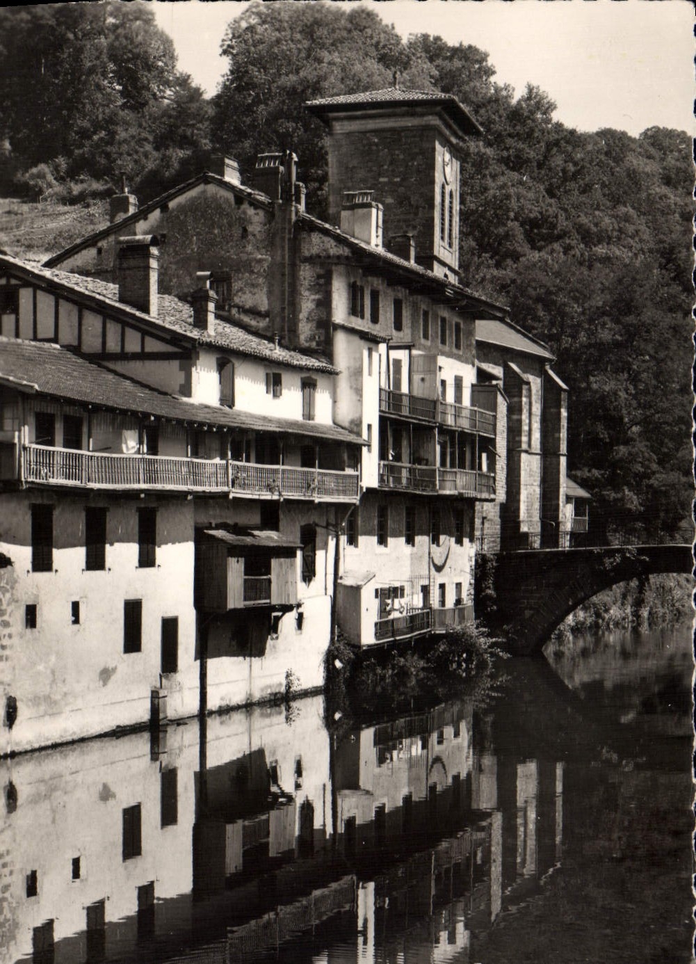 CPA Saint Jean Pied de Port Maisons Basques sur la Nive et le Pont d'Espagne
