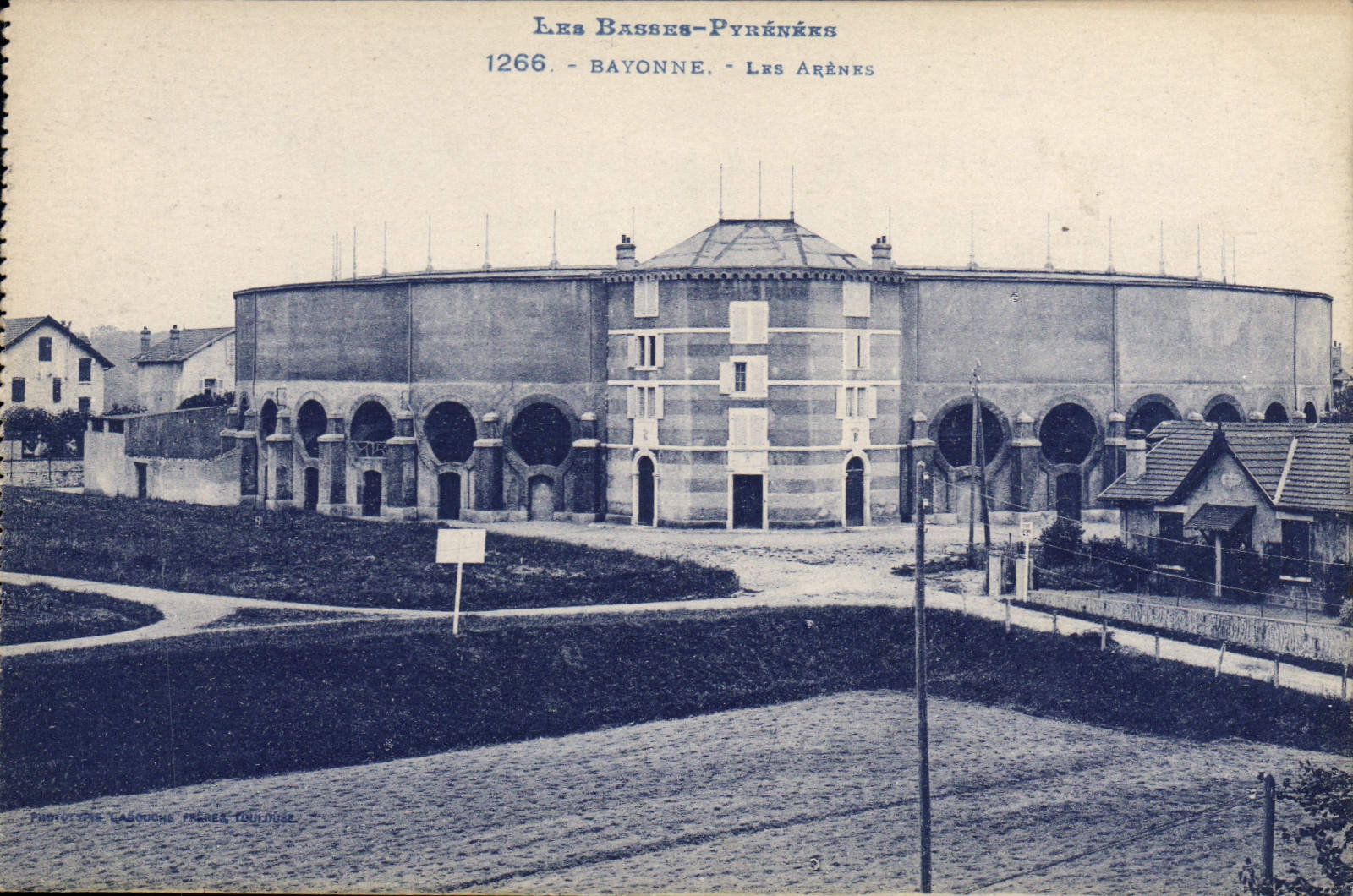 CPA Les Basses Pyrenees Bayonne Les Arenes 