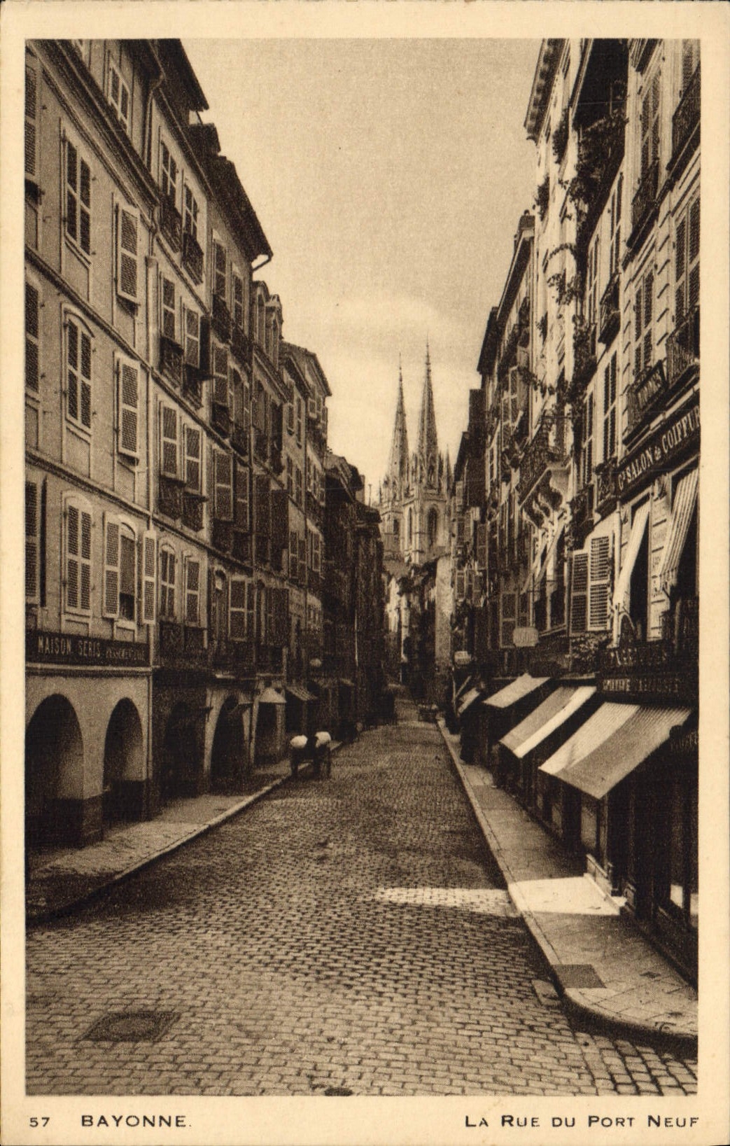 CPA Bayonne La Rue du Port Neuf 