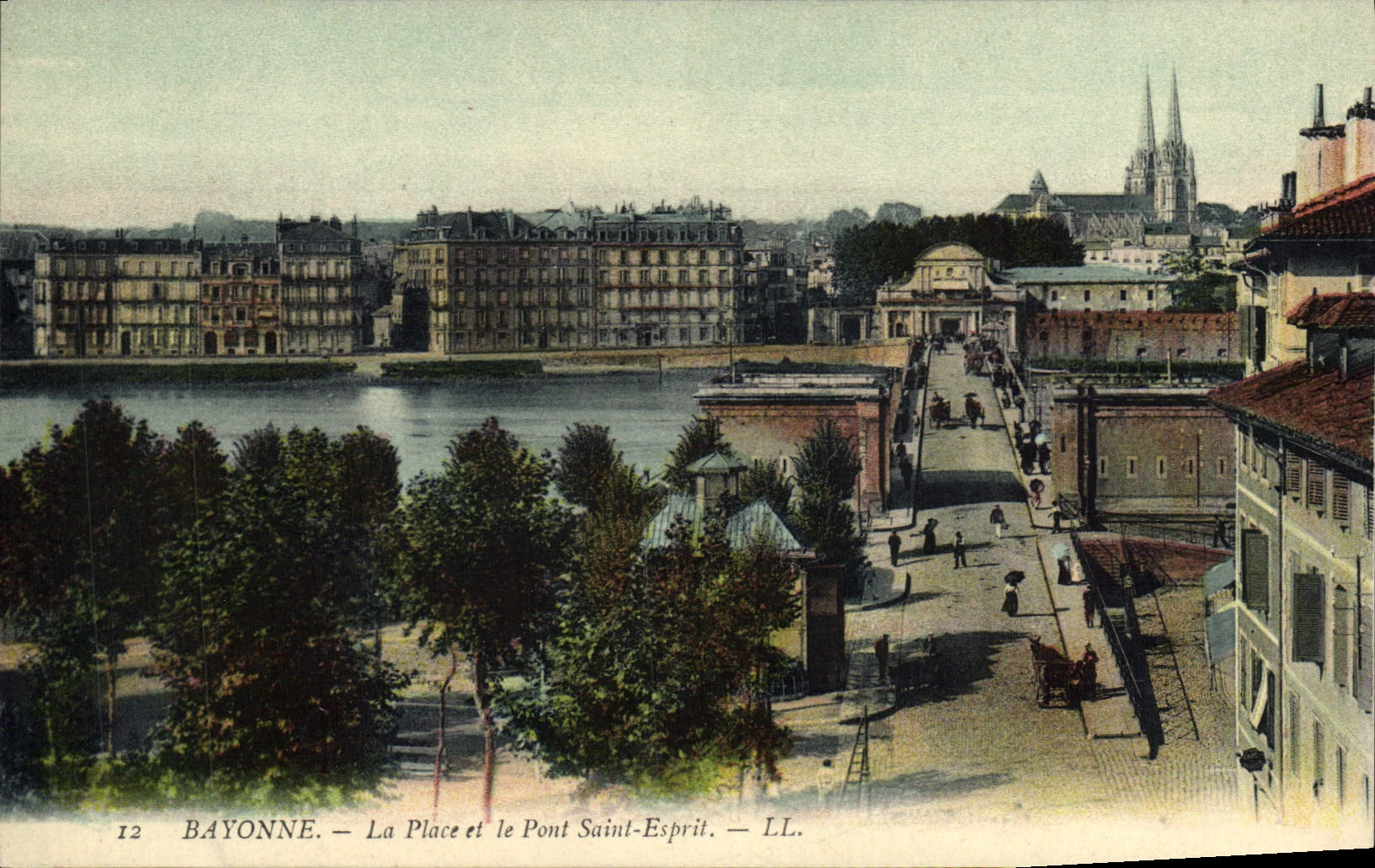CPA Basses Pyrenees La Place le Pont Saint Esprit