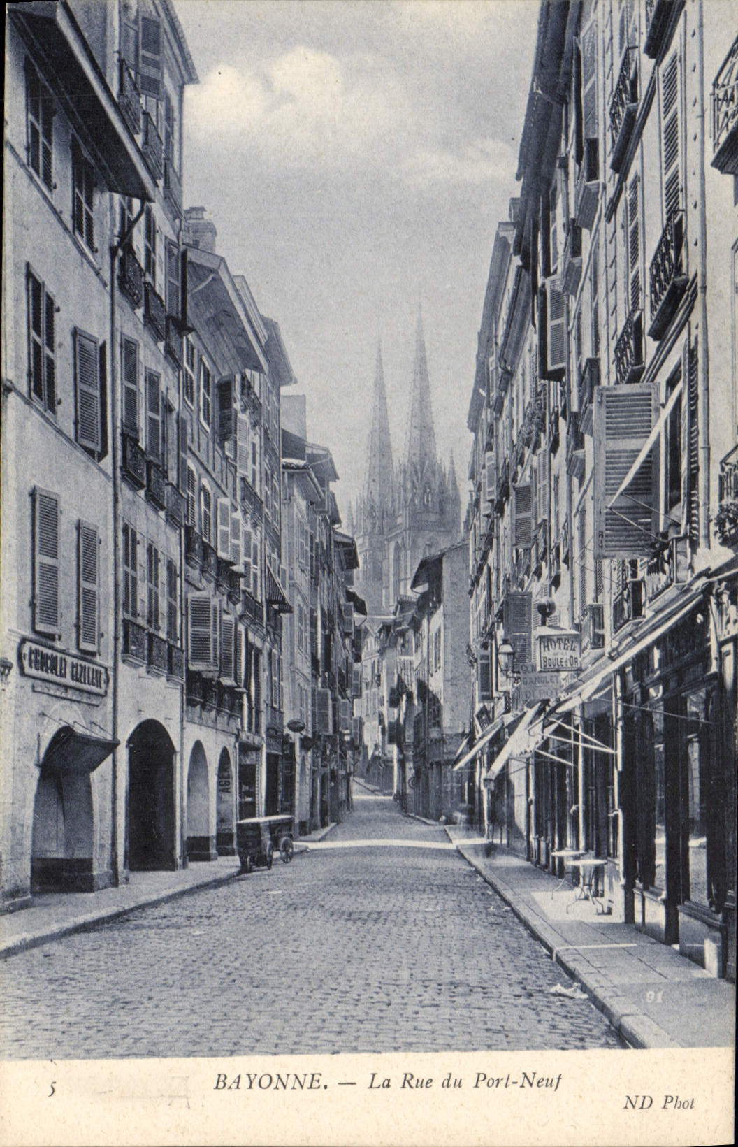 CPA Bayonne La Rue du Port Neuf 