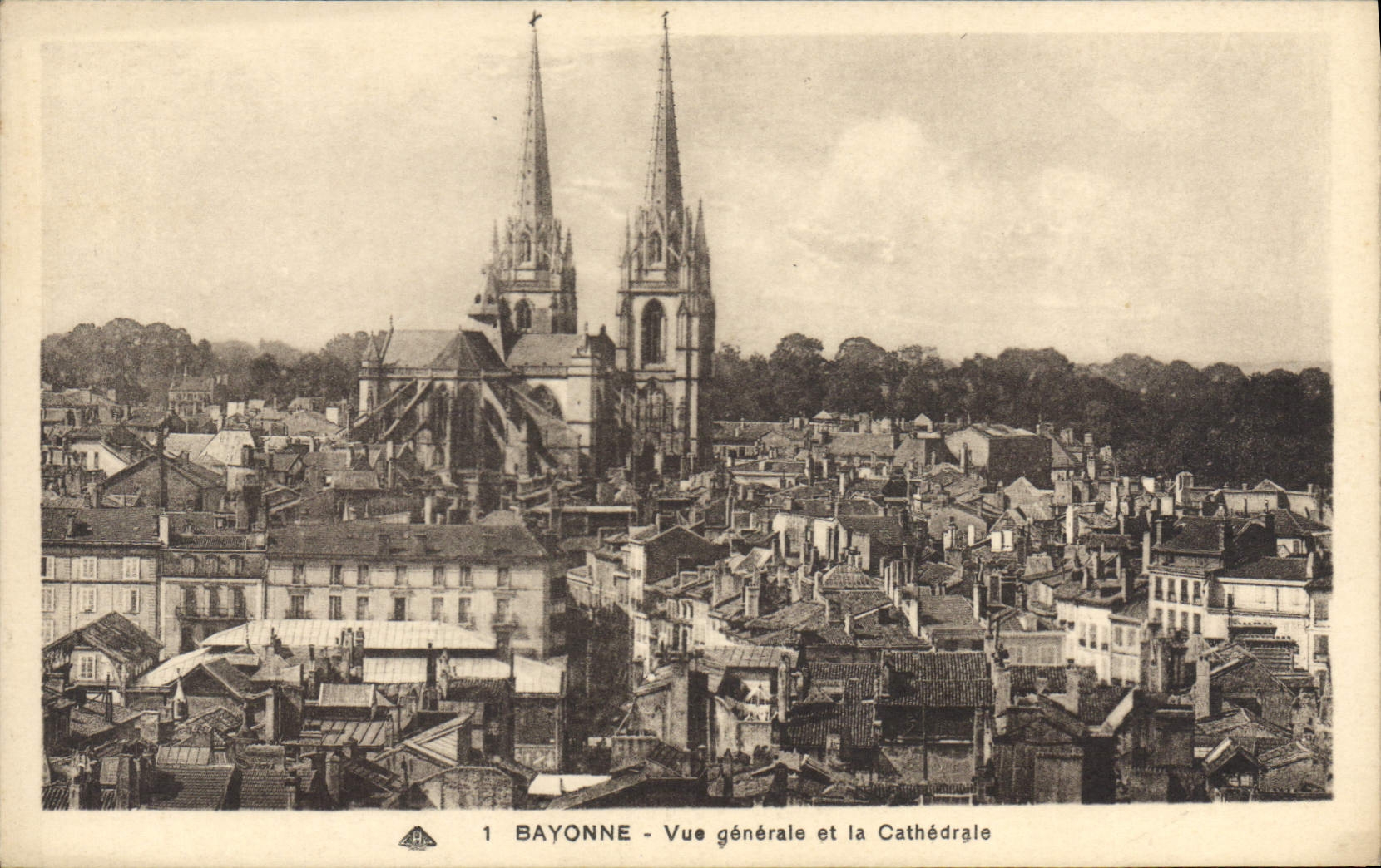 CPA Bayonne vue generale et la Cathedrale