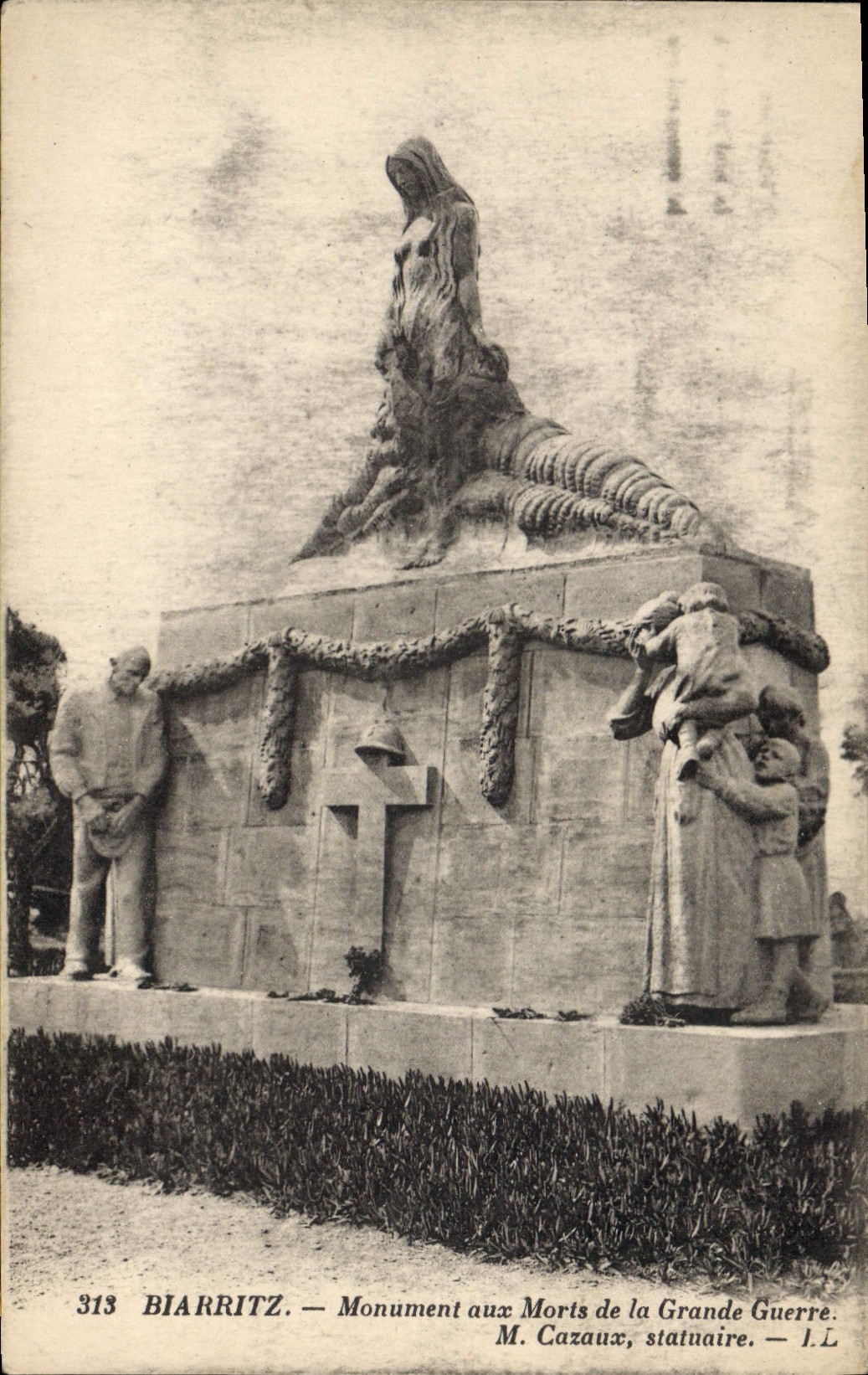 CPA Biarritz Monument aux Morts de la Grande Guerre M Cazaux Statuaire
