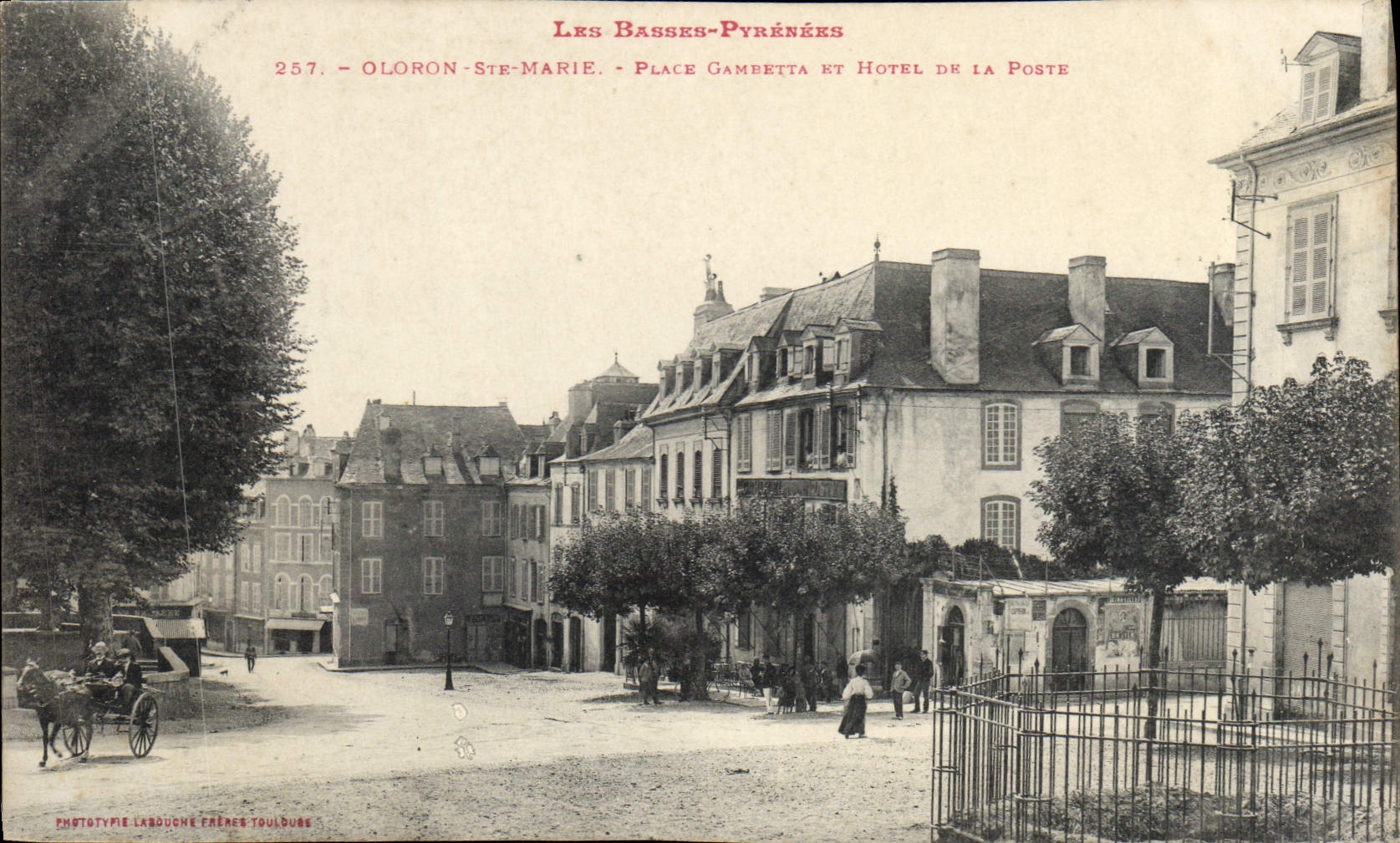 CPA Les Basses Pyrenees Oloron Ste Marie Place Gambetta et Hotel de la Poste 