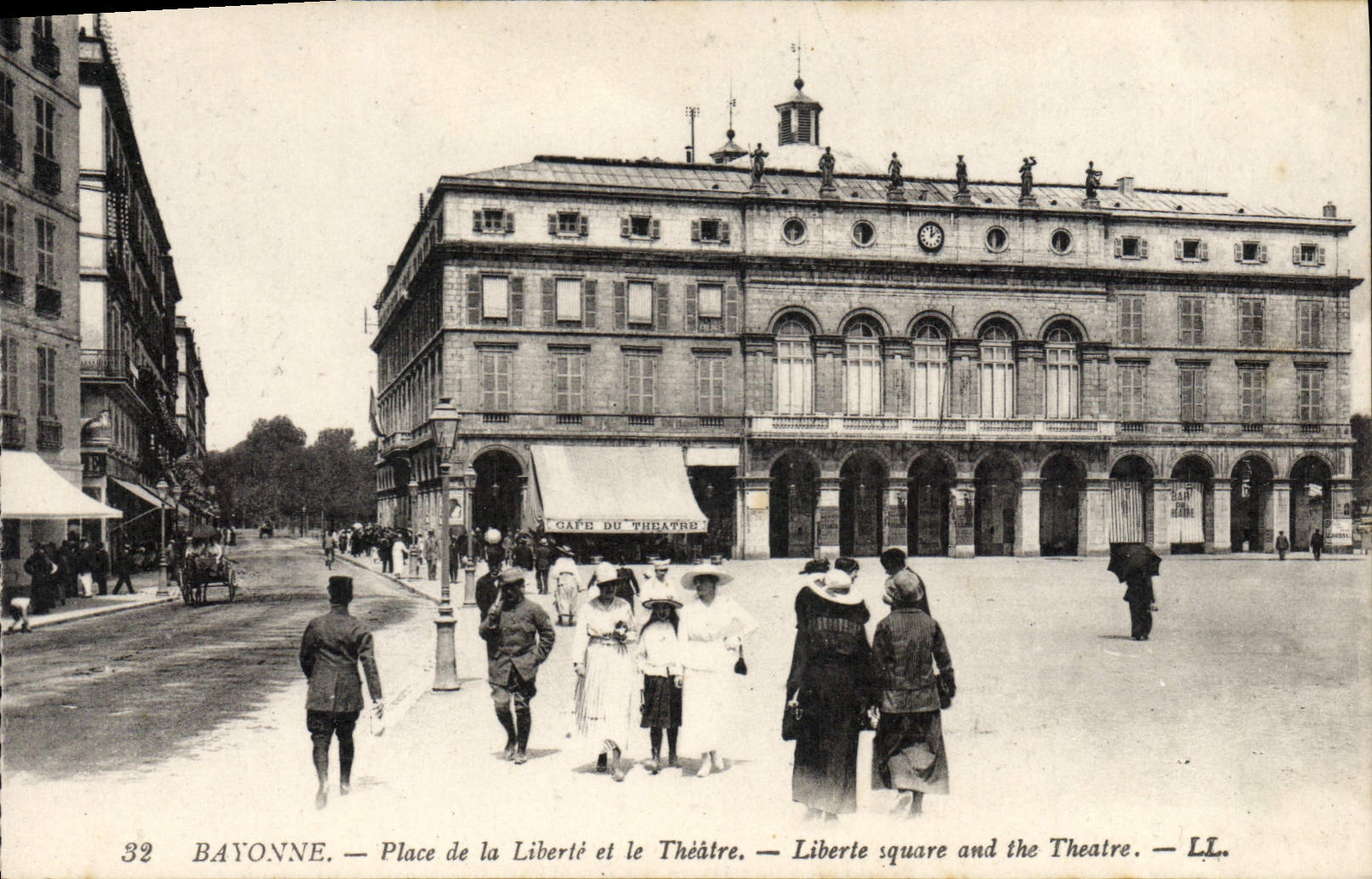 CPA Bayonne Place de la Liberte et le Theatre 