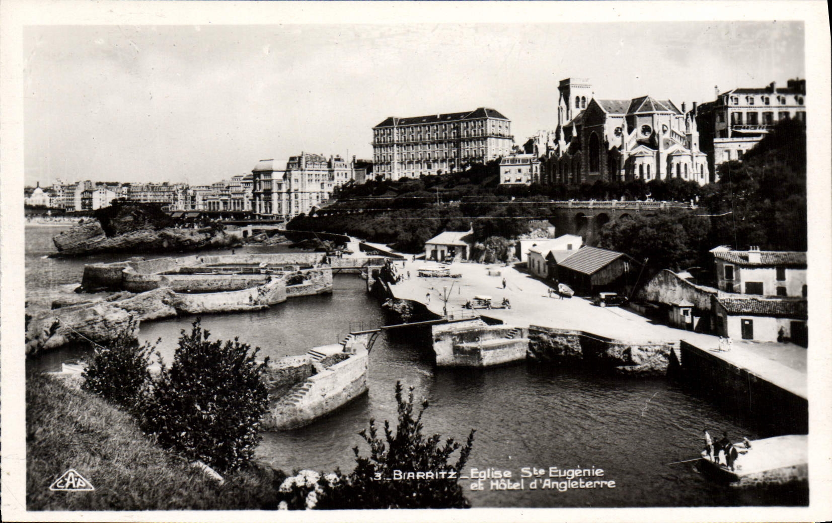 CPA Biarritz Eglise Ste Eugenie et Hotel d'Angleterre
