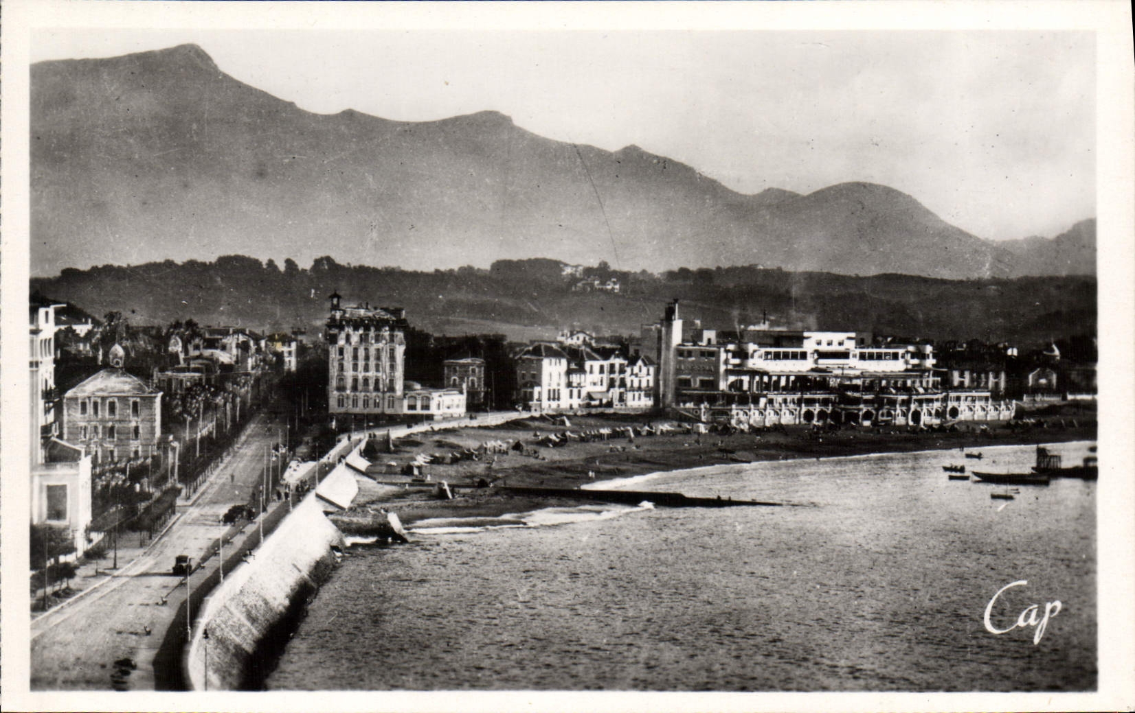 CPA St Jean de Luz vue d'ensemble de la Plage et la Rhune