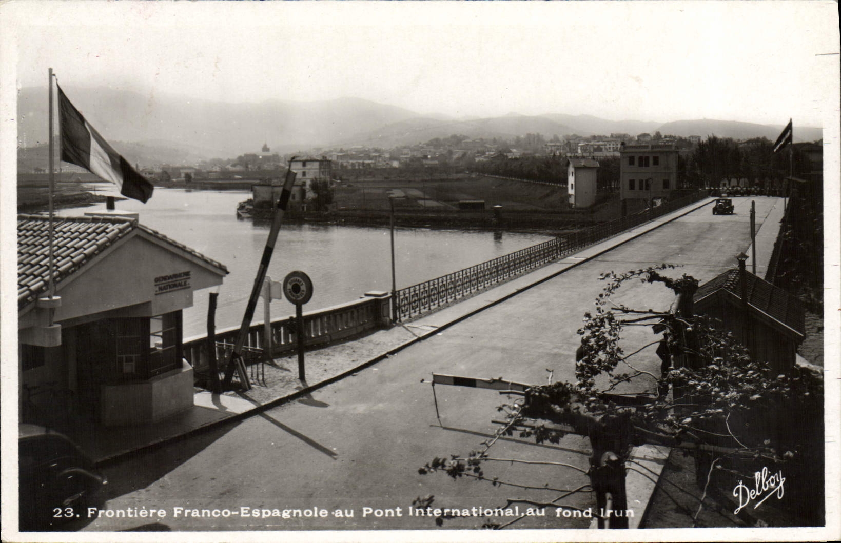 CPA Frontiere Franco Espagnole au Pont International au fond Irun