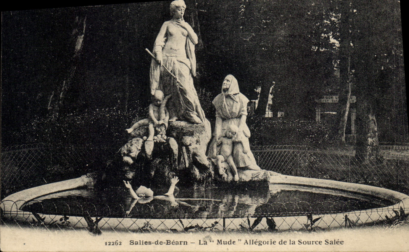 CPA Salies de Bearn La Mude Allegorie de la Source Salee