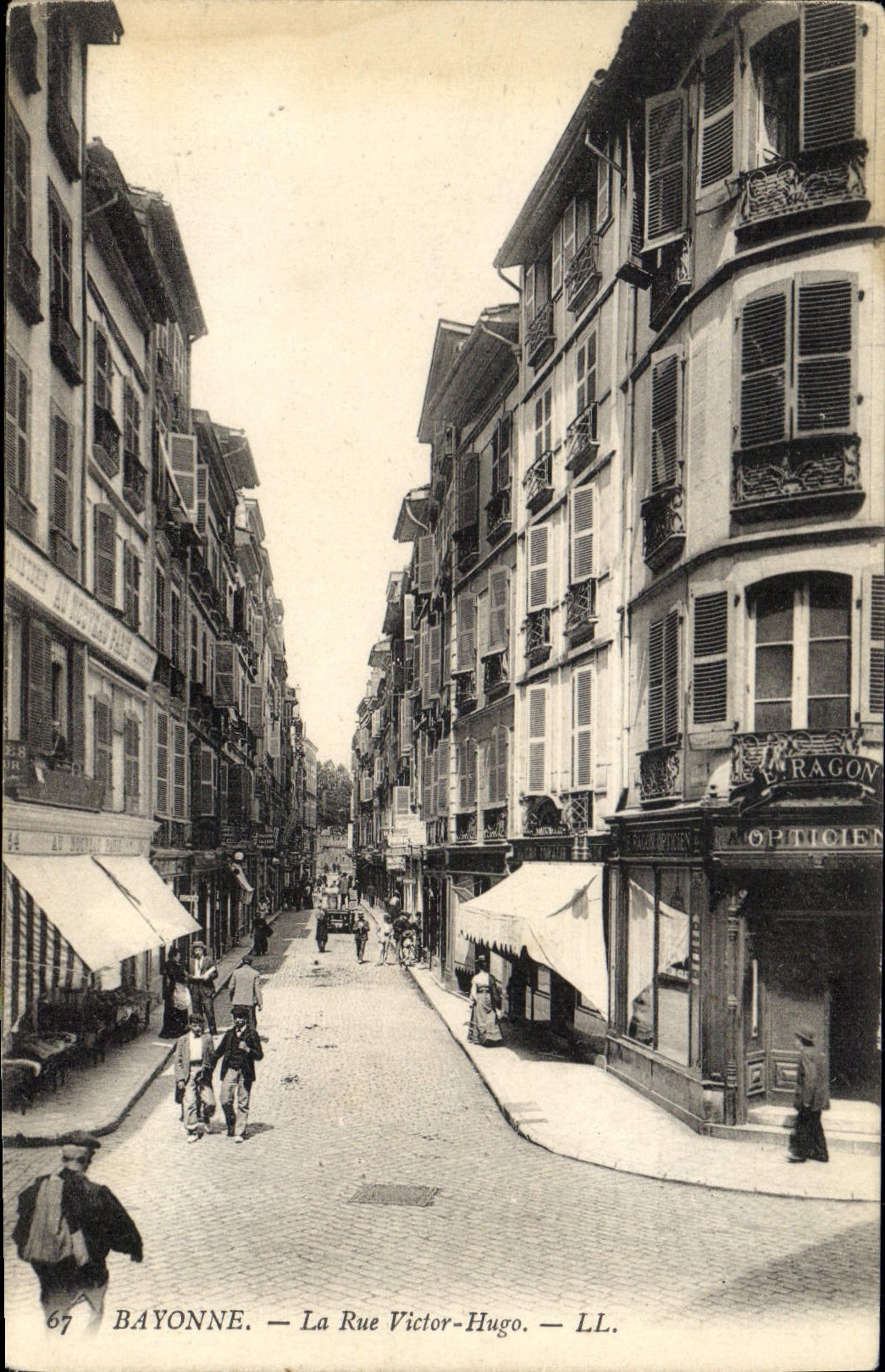 CPA Bayonne La rue Victor Hugo 