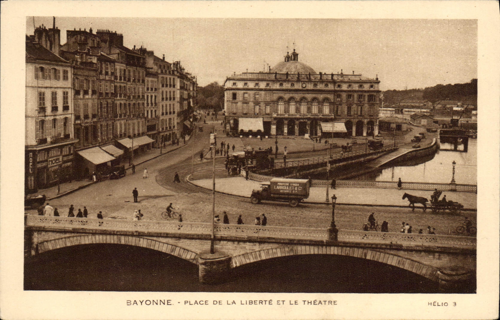 CPA Bayonne Place de la Liberte et le Theatre