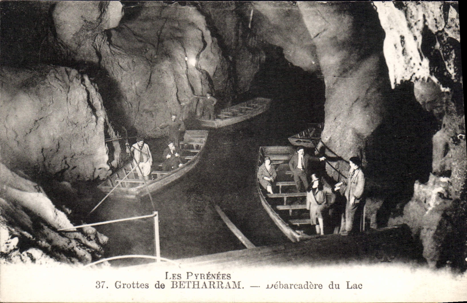 CPA Les Pyrenees Grottes de Betharram Debareadere du Lac 