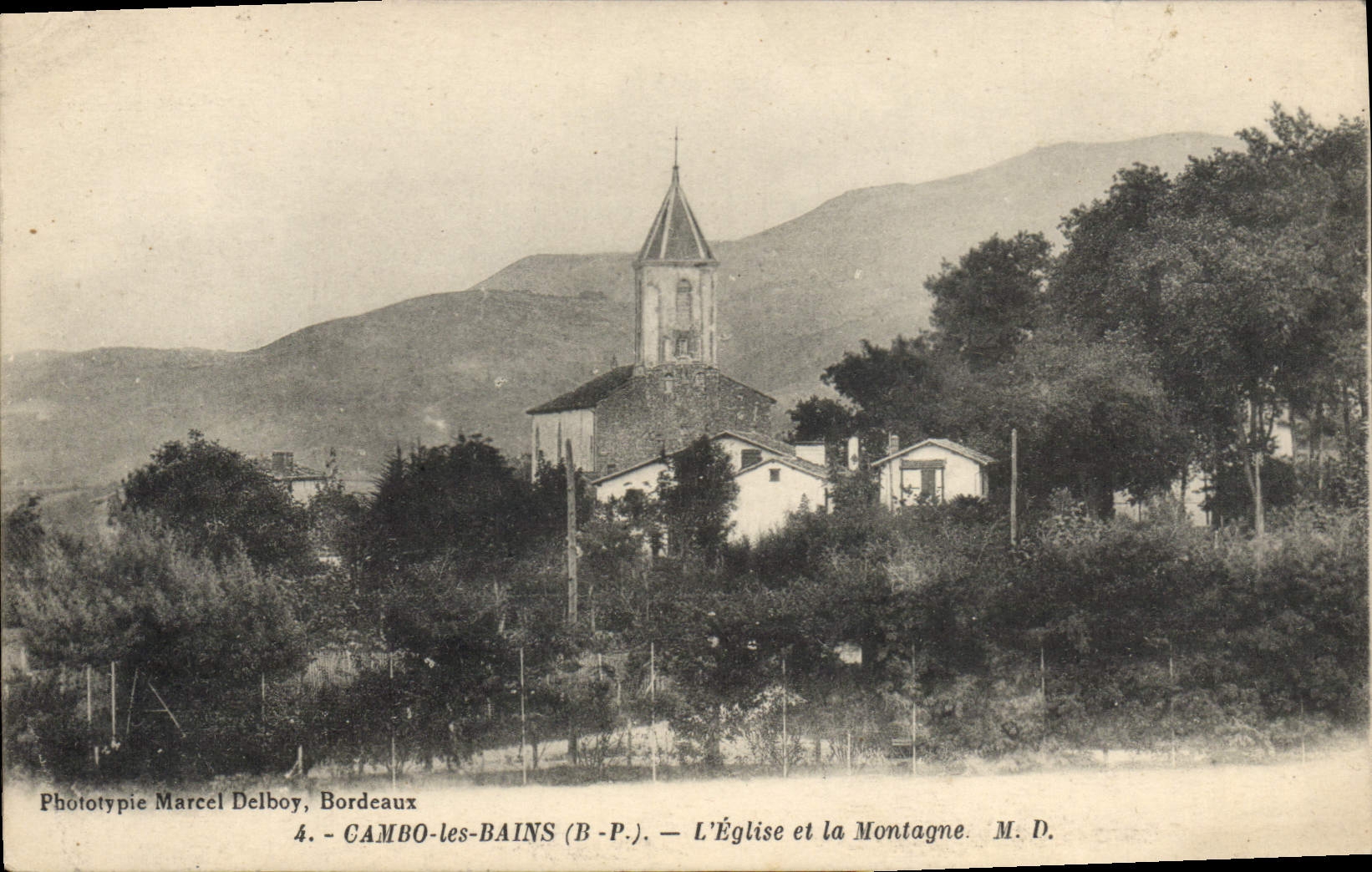 CPA Cambo les Bains B P L'Eglise et la Montagne 