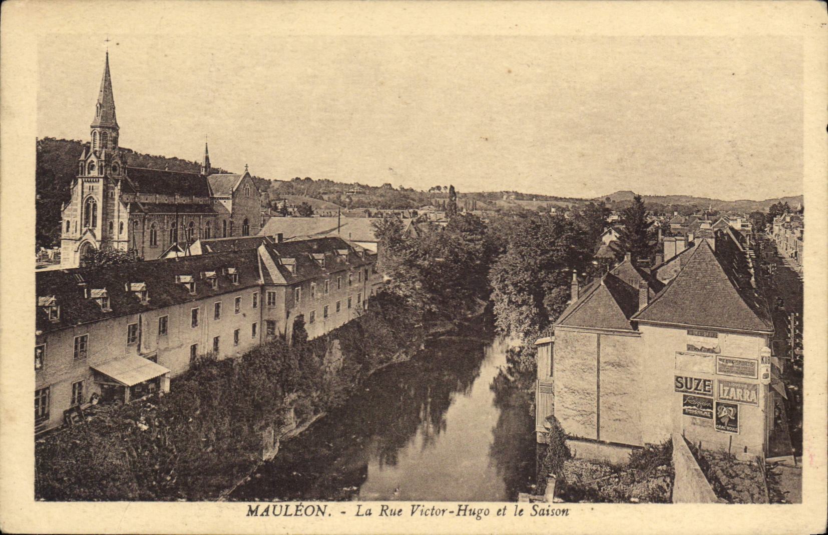 CPA Mauleon La Rue Victor Hugo et le Saison
