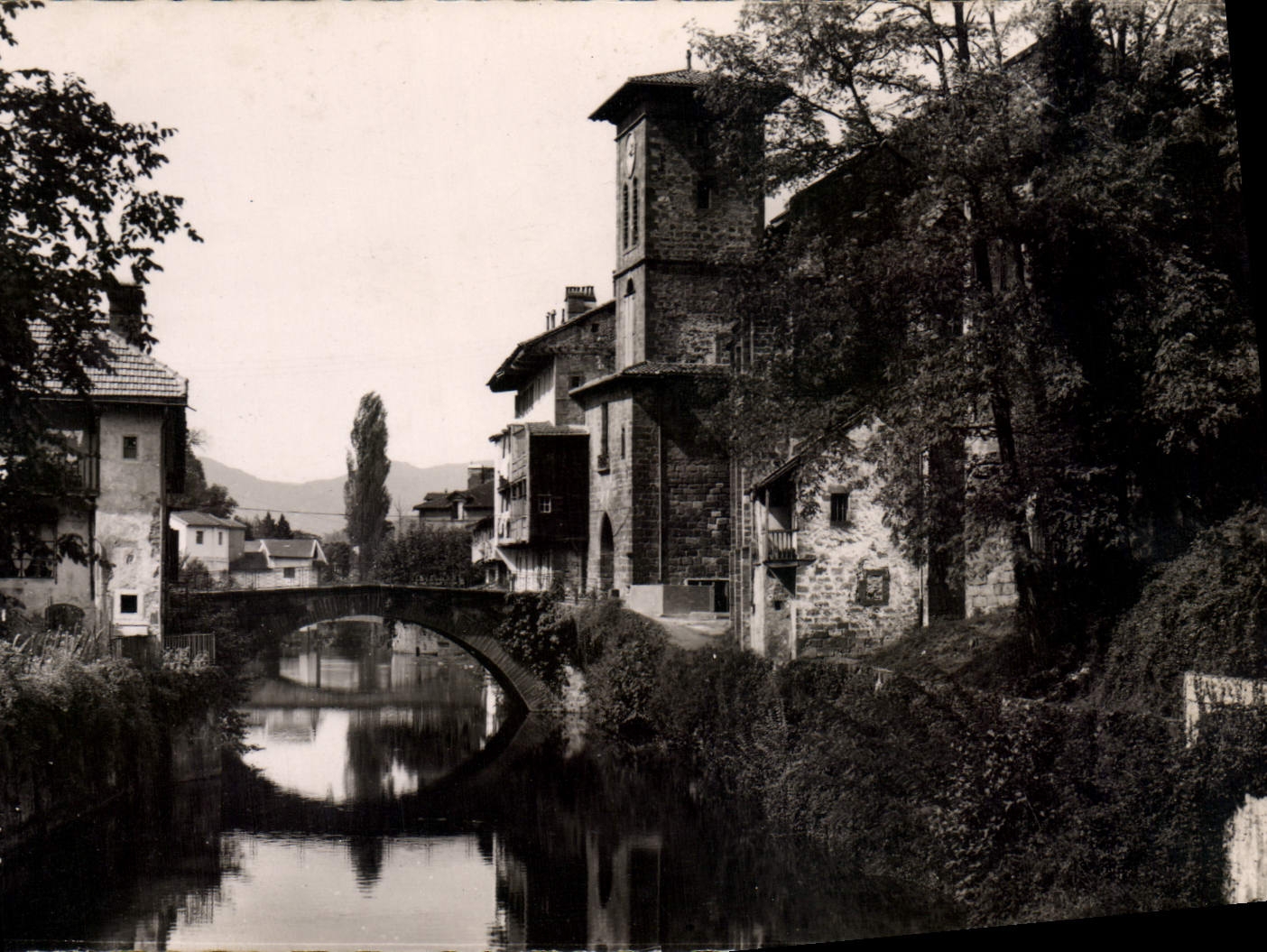 CPA Pays Basque St Jean Pied de Port Les Bords de la Nive et l'Eglise